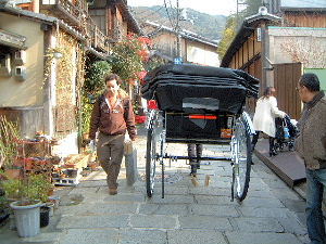 祇園の街を走る人力車